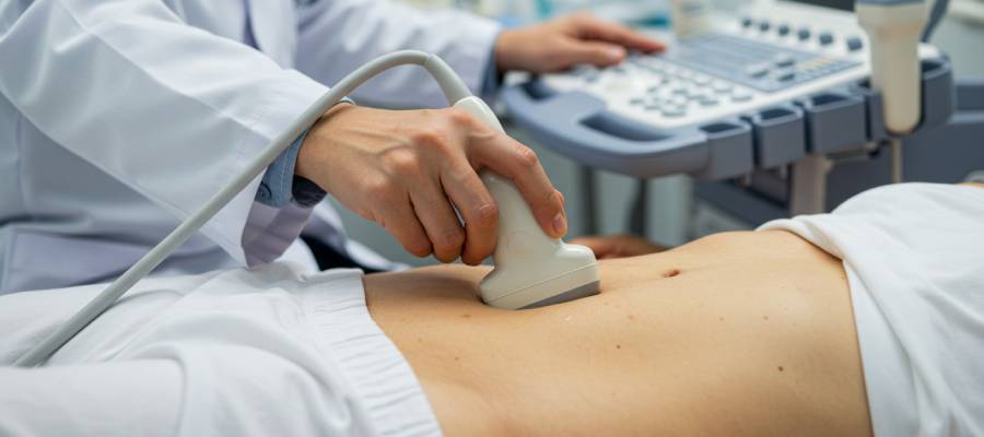 Abortus, gebeliğin 20. haftadan önce kendiliğinden sonlanması olarak tanımlanır ve genelde çeşitli belirtilerle kendini gösterir.