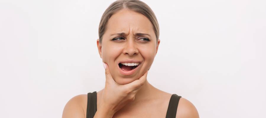 Yapısal zayıflıklar ve önceki çıkık öyküleri, çenenin normal konumundan kolayca çıkmasına zemin hazırlar.