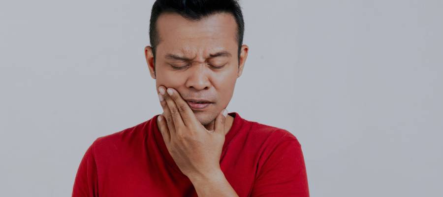 Çene eklemi rahatsızlığı günlük konuşma ve çiğneme hareketlerinde zorlanmaya yol açarak yaşam kalitesini olumsuz etkileyebilir. 