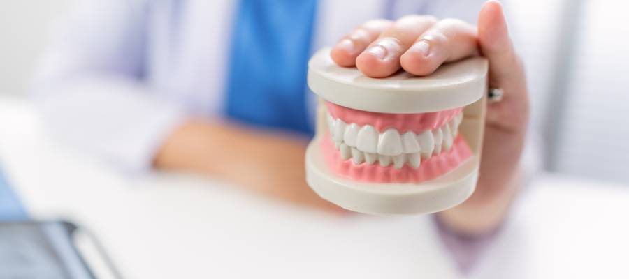 Uzun süre tedavi edilmeyen çene eklemi bozuklukları, çevre kas gruplarında dengesizlik oluşturabilir. 