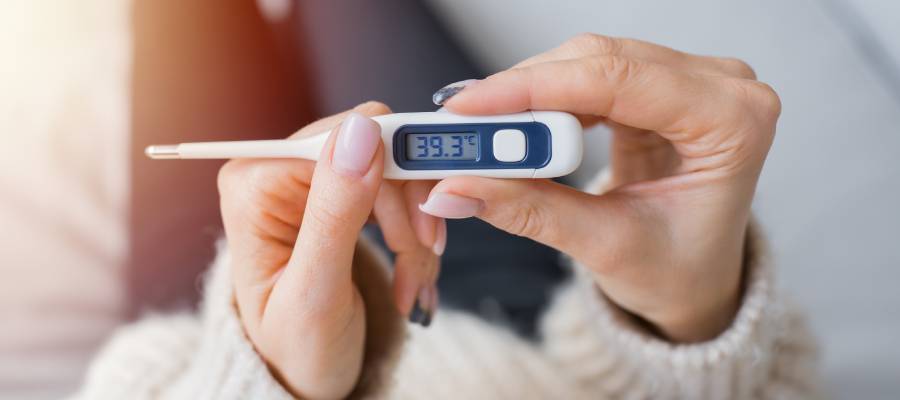 Yüksek ateş erişkin still hastalığında tipik bir belirtidir.