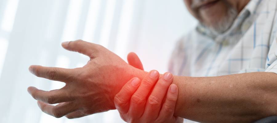 Eklem ağrıları, erişkin still hastalığının sık görülen belirtilerindendir.