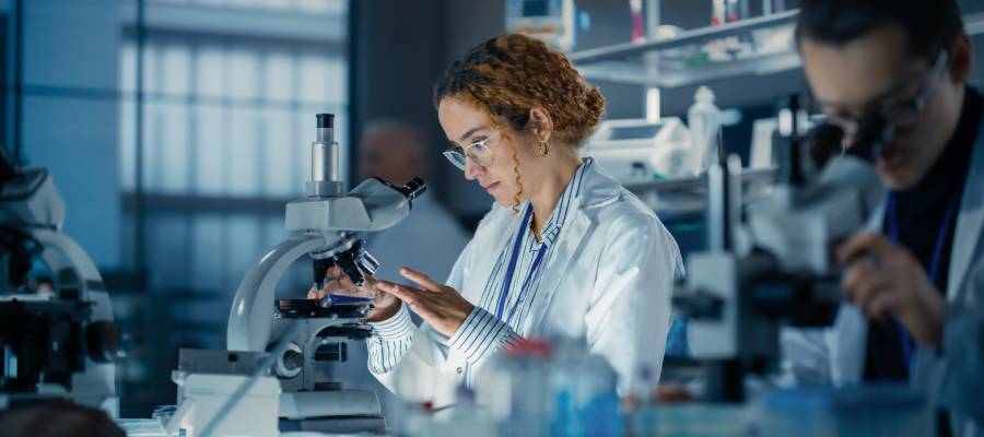 Laboratuvar testleri, hastalığın tanısında enzim düzeylerinin ölçülmesi açısından önem taşır.