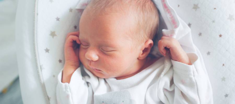 Yenidoğan ve bebeklerde galaktozemi sarılık ve solgunlukla kendini belli edebilir.