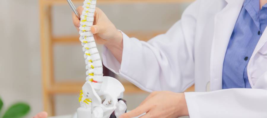 Bu sendrom, omurilik boyunca sinirlerin sıkışması nedeniyle kas zayıflığı, felç ve duyu kaybına yol açabilir.