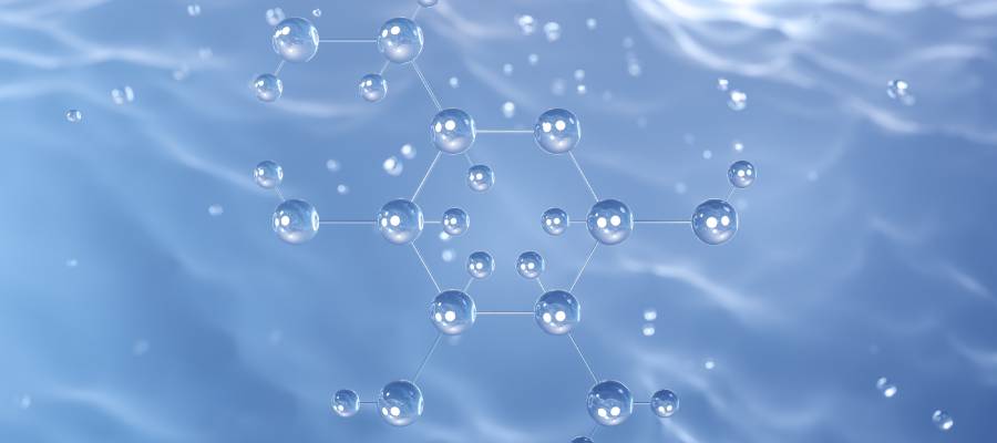 Su molekülleri üzerinde soyut bir şekilde modellenmiş, şeffaf kürelerden oluşan moleküler yapı, mavi sıvı arka plan üzerinde gösterilmektedir.