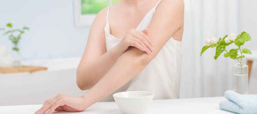 Özellikle masa başı çalışma, yanlış duruş veya tekrarlayan hareketler ağrının gelişmesini tetikleyebilir.