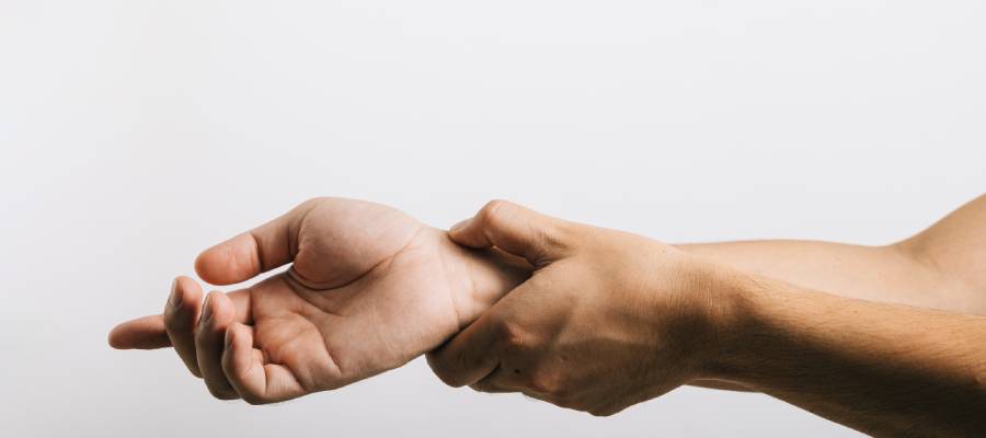 Kol ağrısına evde basit yöntemlerle müdahale edilebilir.