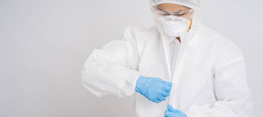 Leptospiroz hastalığının korunma yollarından biri olan koruyucu giysi kullanımı, riskli alanlarda çalışanlar için önemlidir.