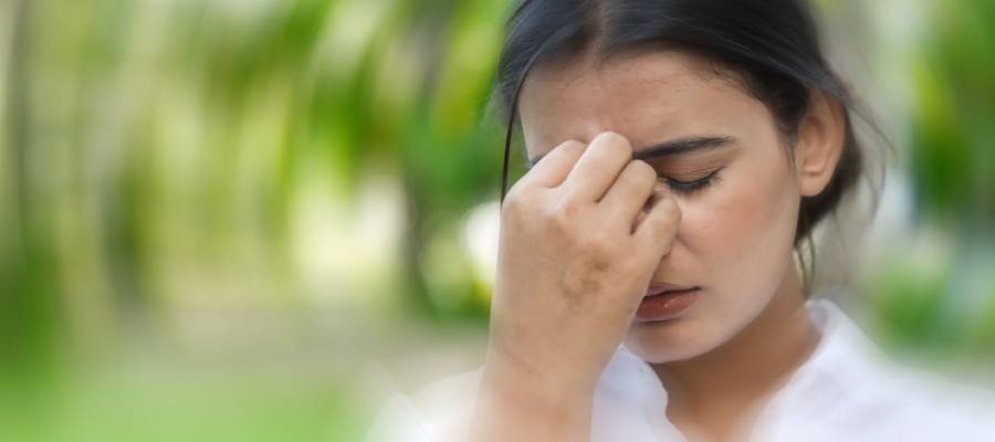 Baş dönmesi göz titremesinin belirtileri arasında yer alır.