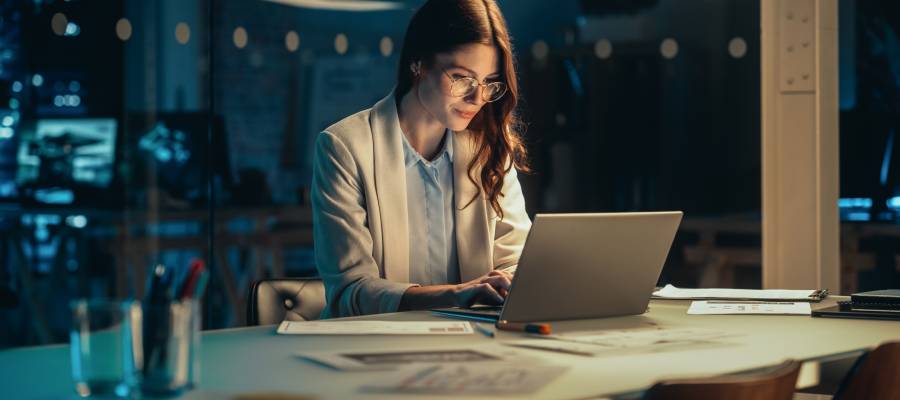 Vardiyalı çalışma düzeni, biyolojik ve çevresel saat arasındaki senkronizasyonu bozarak sirkadiyen ritim bozuklukları ile buna bağlı gelişen uyku sorunlarına sebep olabilir.