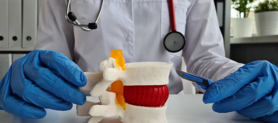 Sırt fıtığı, omurlar arasındaki disklerin yer değiştirmesiyle sinir köklerine baskı yapması sonucu oluşur.