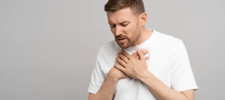 Tay-Sachs hastalığında merkezi sinir sisteminin etkilenmesi sonucu yutma reflekslerinin bozulması ve solunum kaslarının işlevini yitirmesi nedeniyle solunum güçlüğü yaşanır.