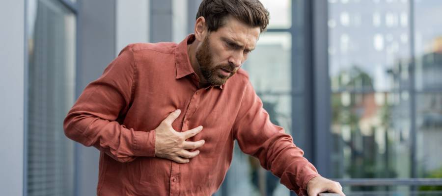 Ventriküler septal defekt kalbin verimli çalışmasını engelleyerek nefes darlığı ve yorgunluğa yol açabilir. 