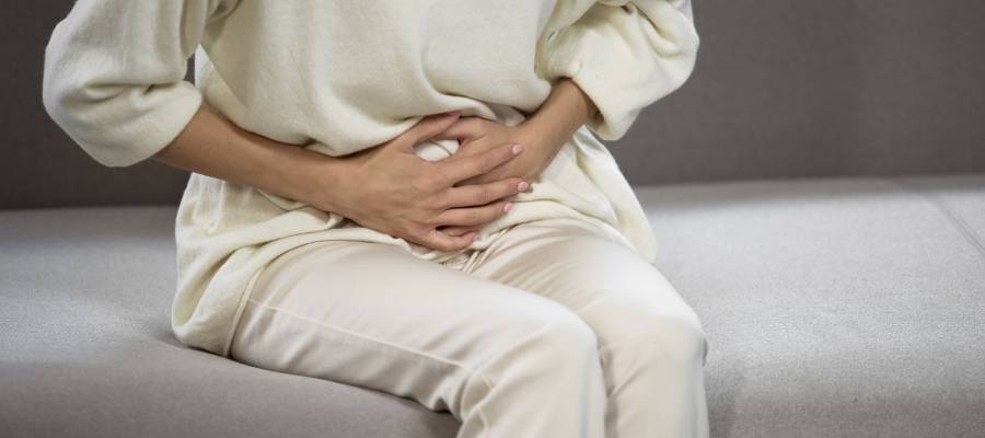 Bu rahatsızlıkta yanma, batma, dokunmayla oluşan hassasiyet ve zaman zaman sızlama gibi belirtiler gözlemlenebilir.