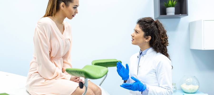 Tedavi planı kişiye özgü belirlenir, çoğunlukla ilaç, fizik tedavi uygulamaları ve yaşam tarzı düzenlemeleri birlikte kullanılır.