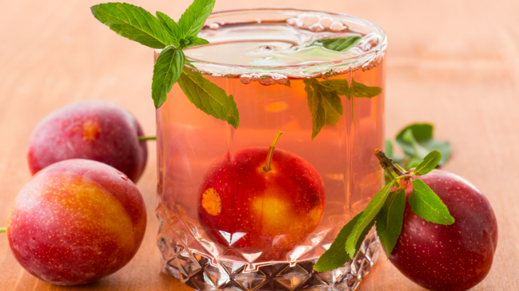 Erik suyu evde pratik şekilde yapılarak tüketilebilir.