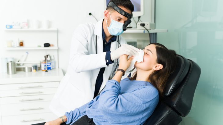 Burun tamponu uygulamasının uzmanlarca, uygun koşullarda yapılması gerekir.