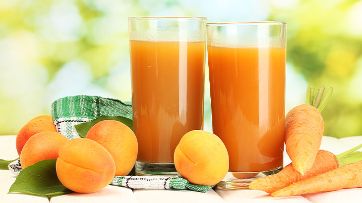 Evde kayısı suyu yapımı pratiktir ve damak tadına uygun çeşitlendirilebilir.