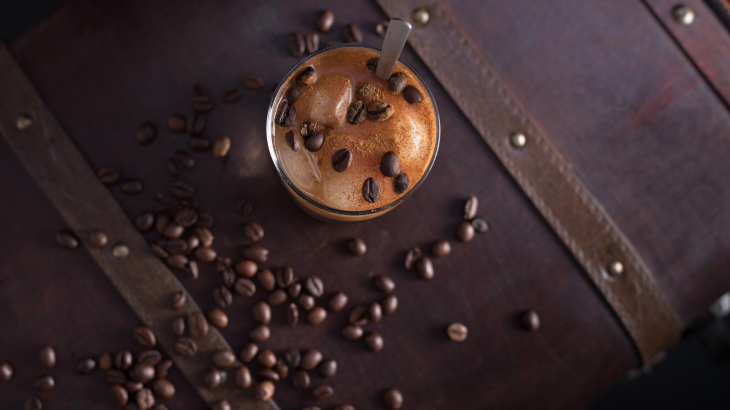 Soğuk kahve yumuşak bir lezzet sunarken, sıcak kahve keskin bir tada sahiptir.