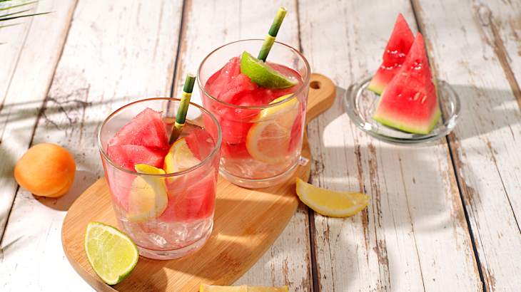 Karpuzlu limonata, birkaç basit adımla evde kolayca hazırlanabilir.