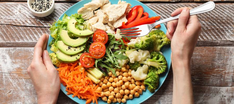 Su zehirlenmesini önlemek için dengeli beslenmeye dikkat edilmesi gerekir.