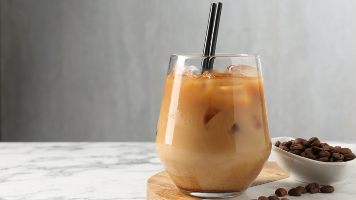 Soğuk kahve farklı demleme yöntemleri ve malzemelerle hazırlanabilir.