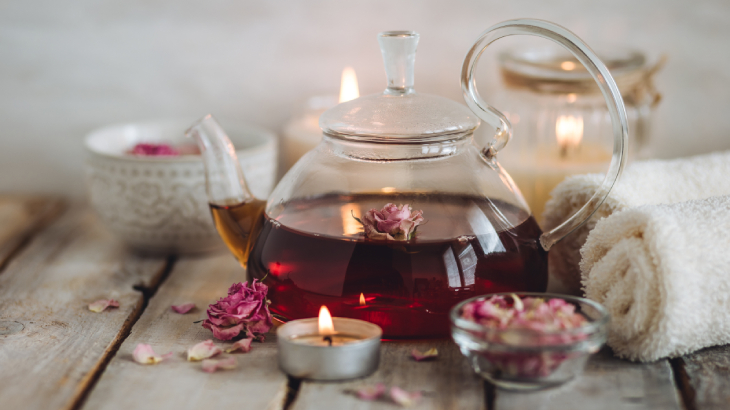 Gül çayı 5 ila 10 dakika arası demlenerek hazır hâle gelir.