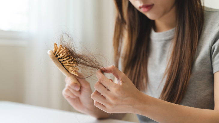 Saç dökülmesi biyotinidaz eksikliğini en yaygın belirtileri arasında bulunur.