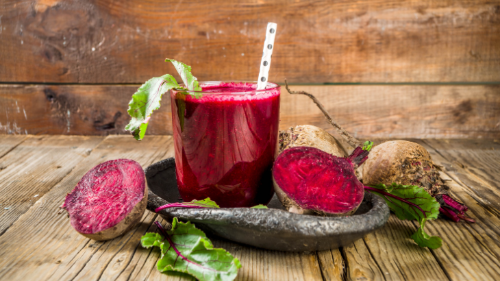 Pancar suyu saf haliyle biraz tatlımsı olabilir. Lezzetini artırmak için içerisine bir miktar limon suyu, zencefil veya elma ekleyebilirsiniz.