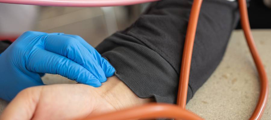 Nabız bilek veya boyun bölgesinden ölçülür ve bu işlem için çeşitli yöntemler kullanılabilir.