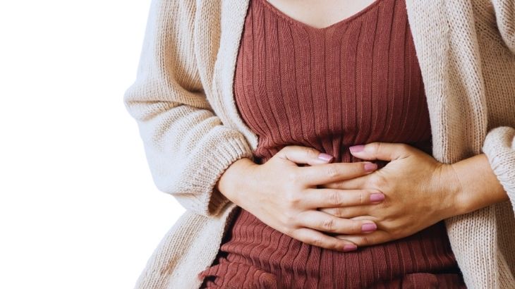 Karın veya sırtta künt ağrılar ve ani tansiyon düşüklüğü gibi belirtiler aort anevrizmasının habercisi olabilir. 