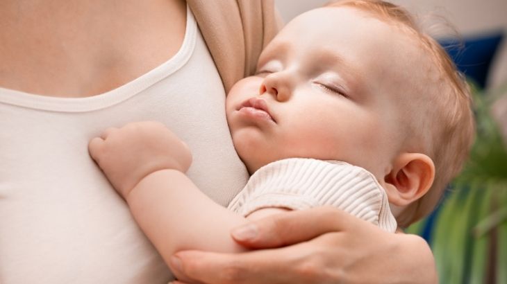 9 aylık bebek uyuyor