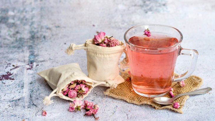 Gül çayı antioksidan özelliklere sahip hoş kokulu bir içecektir. 