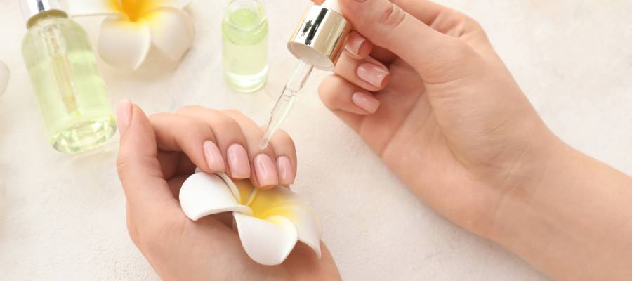 Tırnak eti bakımı yaparken uçucu yağlardan faydalanabilirsiniz.