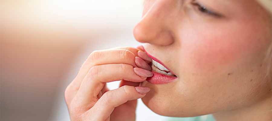 Bu sendromda ateş, ağız içinde yaralar, göz kızarıklığı ve ciltte ağrılı döküntüler gibi belirtiler aniden ortaya çıkabilir.