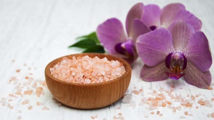 Himalaya tuzu yemeklerden cilt bakımına pek çok alanda kullanılır.