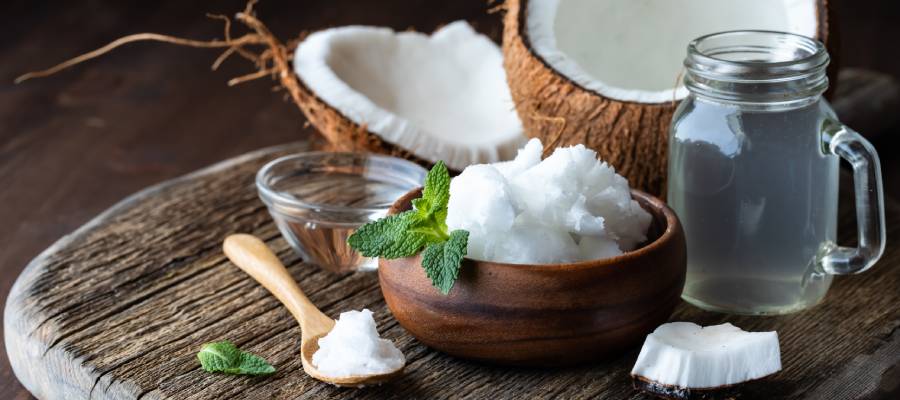 Hindistan cevizi sağlıklı yağlar, lif ve elektrolitler yönünden zengin bir besindir.