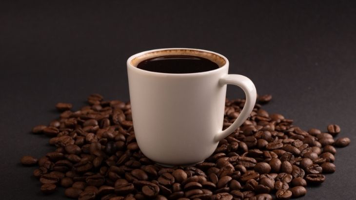 Kafein, regl döneminde kasları uyararak ağrıların artmasına sebep olabilir.