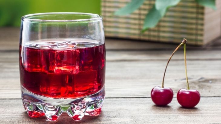 Vişne suyu isteğe bağlı bal ile tatlandırılabilir ve buzla servis edilebilir.