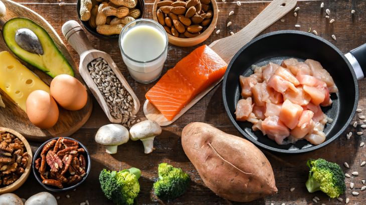 Biyotinidaz eksikliği olan bireylerin düzenli beslenmesi gerekir.