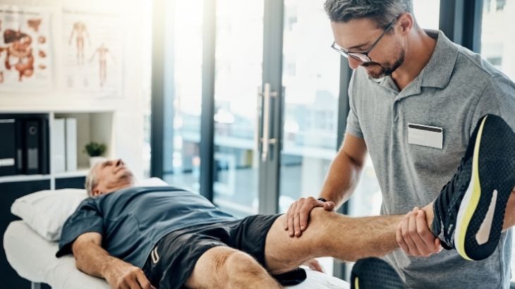 Polimiyozitin başlıca belirtileri arasında kaslarda yaygın zayıflık, yorgunluk ve hareket kısıtlılığı yer alır.