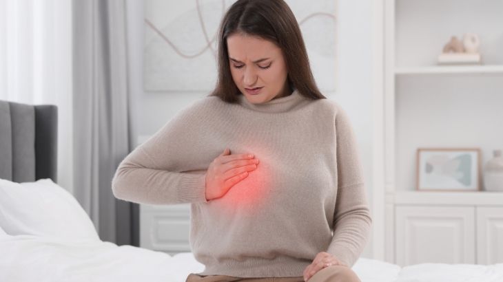 Mastitte en sık rastlanan belirtiler arasında memede kızarıklık, ağrı ve şişlik yer alır.