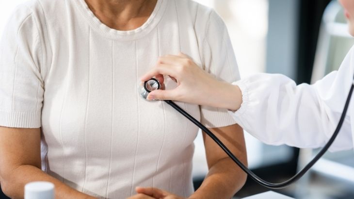 Bu yöntem, özellikle ameliyat riski yüksek veya açık kaç cerrahisine uygun olmayan hastalar için etkili bir seçenektir.