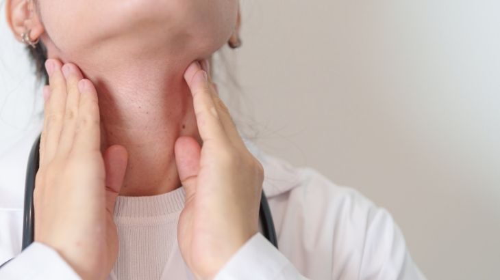 Koldan alınan kan ile ANTİ TPO testi yapılır ve işlem acısızdır.