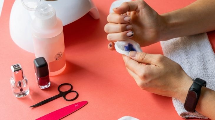 Tırnak kırılmasını engellemek için doğru tırnak bakımının yapılması gerekir.