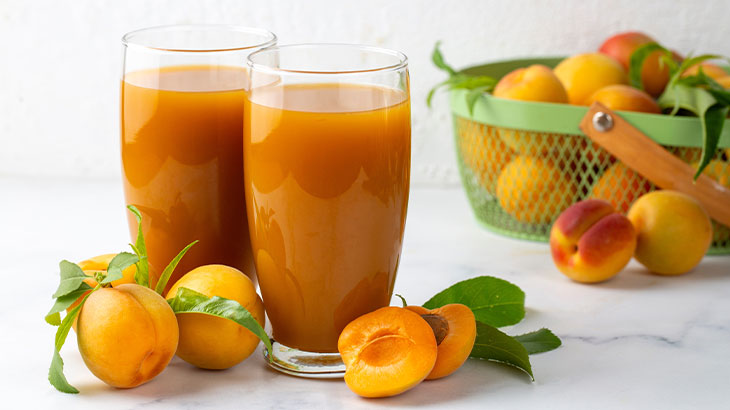 Kayısı suyu soğuk şekilde servis edilebilir ve cam şişelerde saklanabilir.