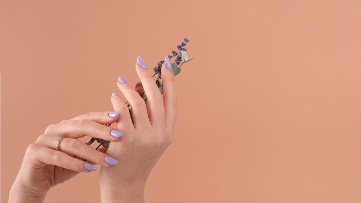 Sağlıklı tırnaklar için doğru beslenme ve düzenli bakım önemlidir.