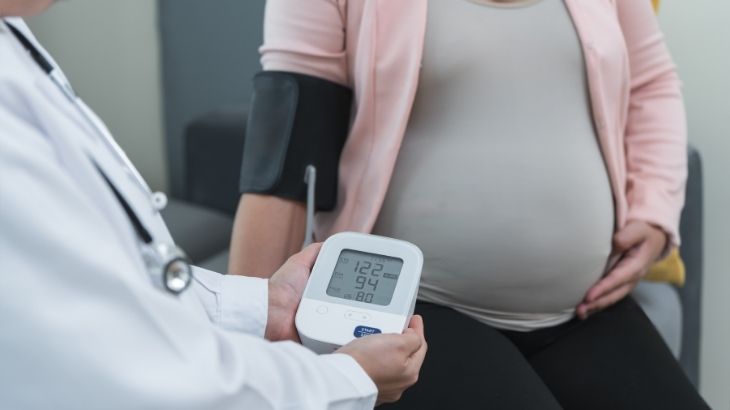 tansiyonu ölçülen hamile bir kadın