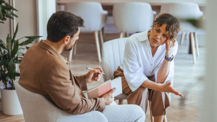 Aile öykülerinde yer alan bilinçdışı dinamiklerin çalışılması yoluyla kişilerde duygusal rahatlama ve bilinçli farkındalık gibi kazanımlar elde edilebilir.